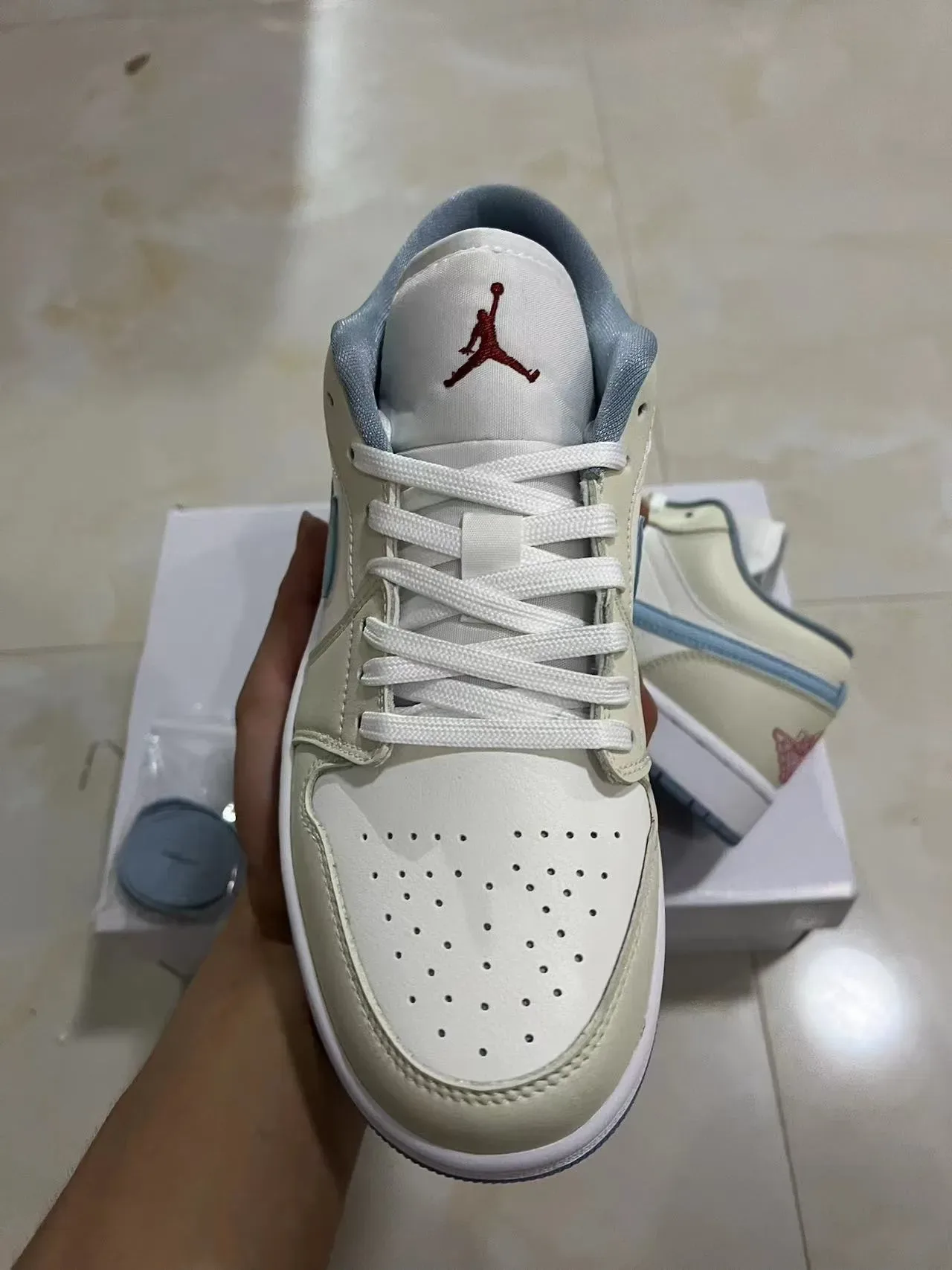 Nike Air Jordan 1 Low Sneakers Lifestyle Bleu Clair et Crème 2