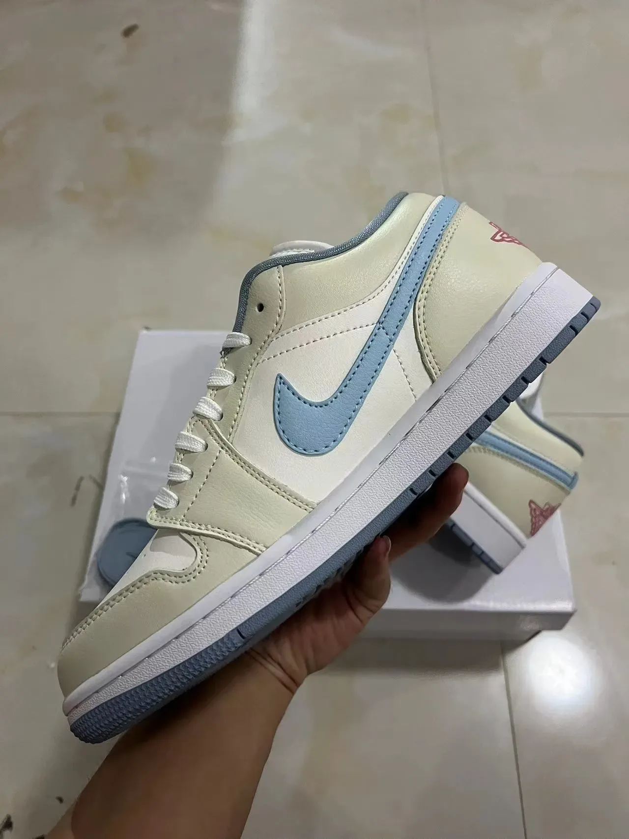 Nike Air Jordan 1 Low Sneakers Lifestyle Bleu Clair et Crème 4
