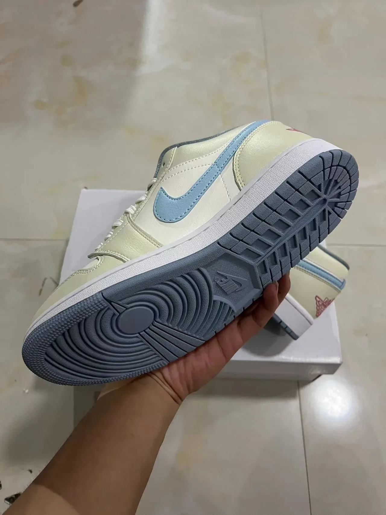 Nike Air Jordan 1 Low Sneakers Lifestyle Bleu Clair et Crème 5