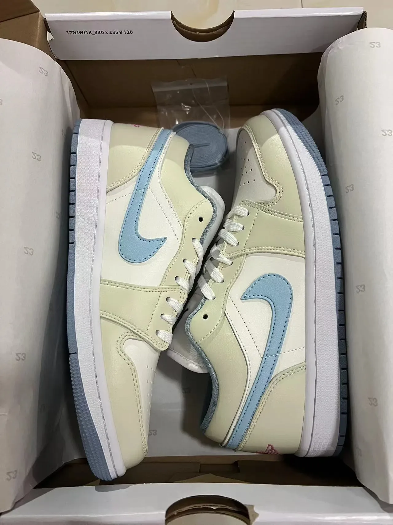 Nike Air Jordan 1 Low Sneakers Lifestyle Bleu Clair et Crème 8