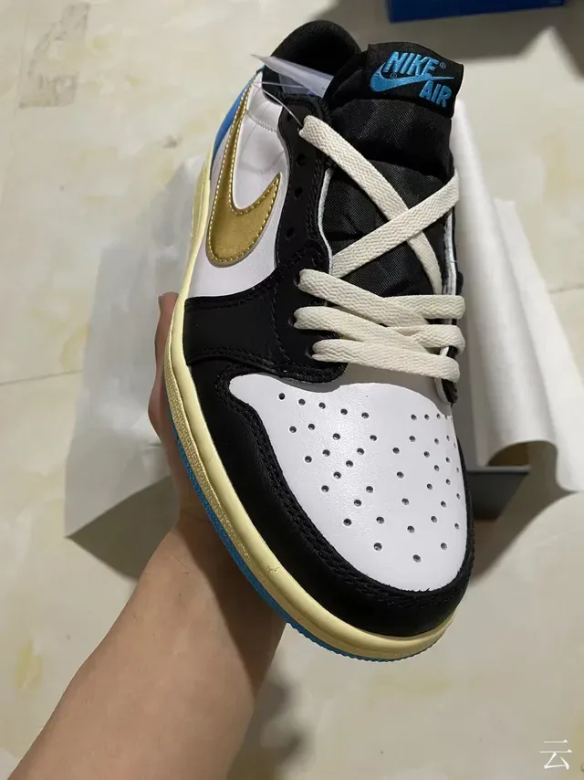 Nike Air Jordan 1 Low Blanc Noir Bleu Royal Or Sneakers Lifestyle 2
