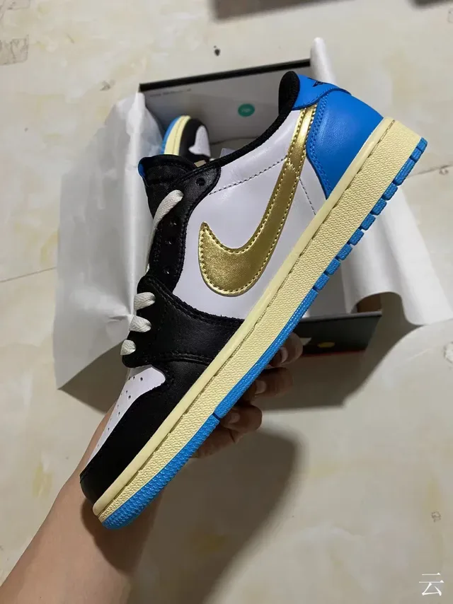 Nike Air Jordan 1 Low Blanc Noir Bleu Royal Or Sneakers Lifestyle 4