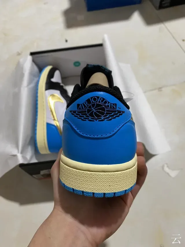 Nike Air Jordan 1 Low Blanc Noir Bleu Royal Or Sneakers Lifestyle 5