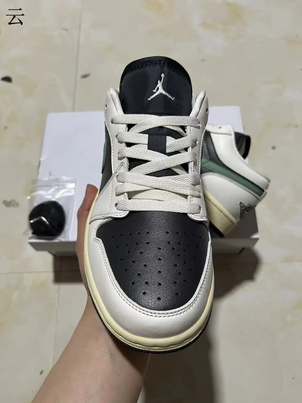Nike Air Jordan 1 Low Blanc Noir Sage Green Sneakers Lifestyle 4