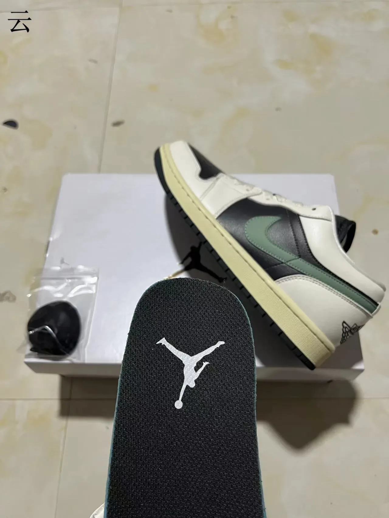 Nike Air Jordan 1 Low Blanc Noir Sage Green Sneakers Lifestyle 11