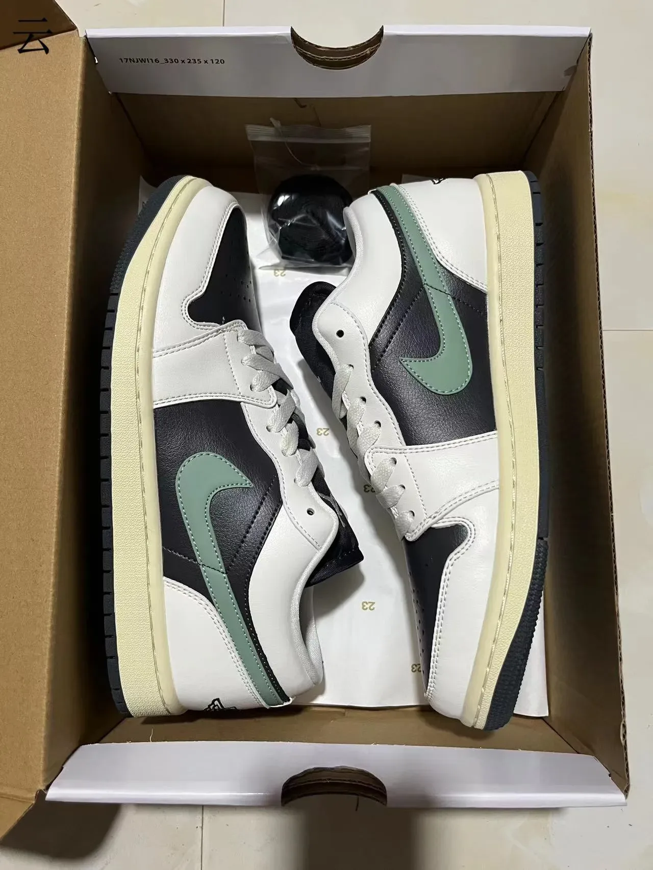 Nike Air Jordan 1 Low Blanc Noir Sage Green Sneakers Lifestyle 12