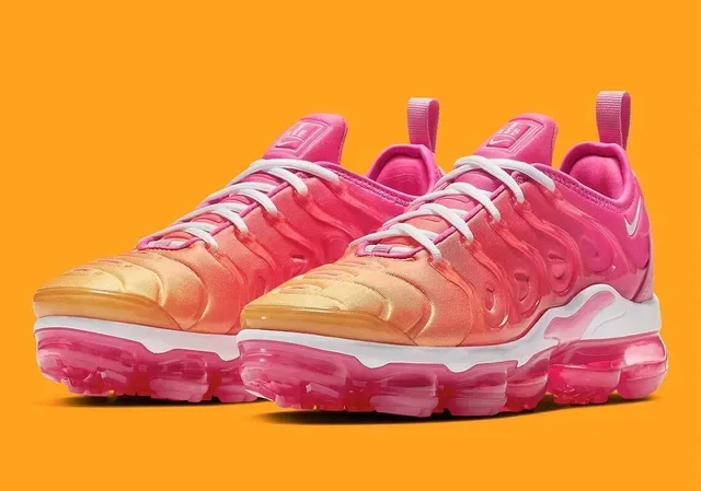 Nike Air Max Plus Gradient Pink and Gold Lifestyle Sneakers 5