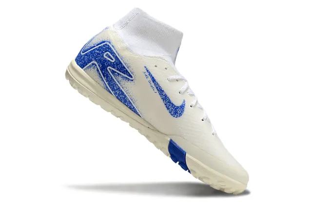 Nike Beige Blue Chaussures de football pour turf avec col de chaussette haut et upper Flyknit 2