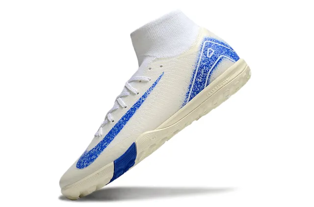 Nike Beige Blue Chaussures de football pour turf avec col de chaussette haut et upper Flyknit 3