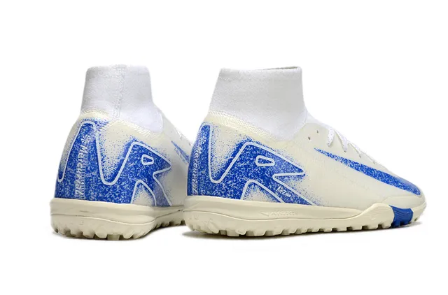 Nike Beige Blue Chaussures de football pour turf avec col de chaussette haut et upper Flyknit 5