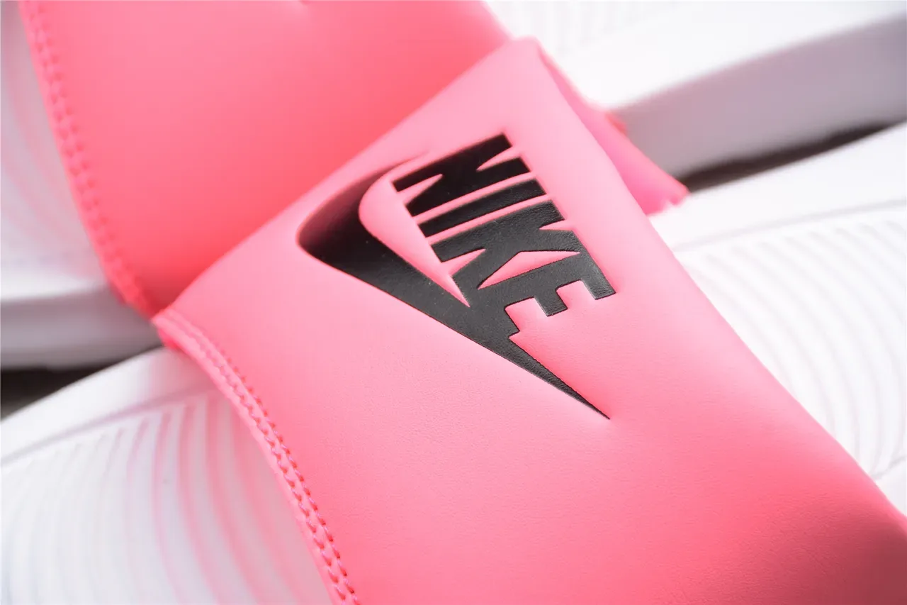 Nike Benassi Slide 粉色和白色拖鞋 5