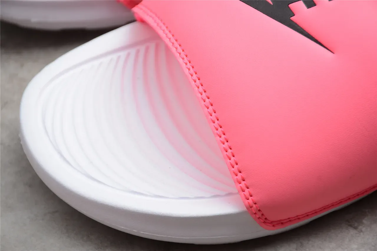 Nike Benassi Slide 粉色和白色拖鞋 6