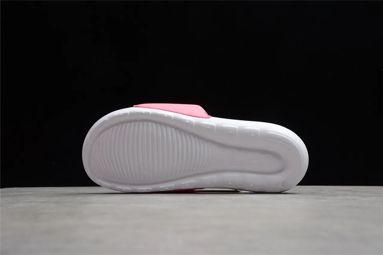 Nike Benassi Slide 粉色和白色拖鞋 8