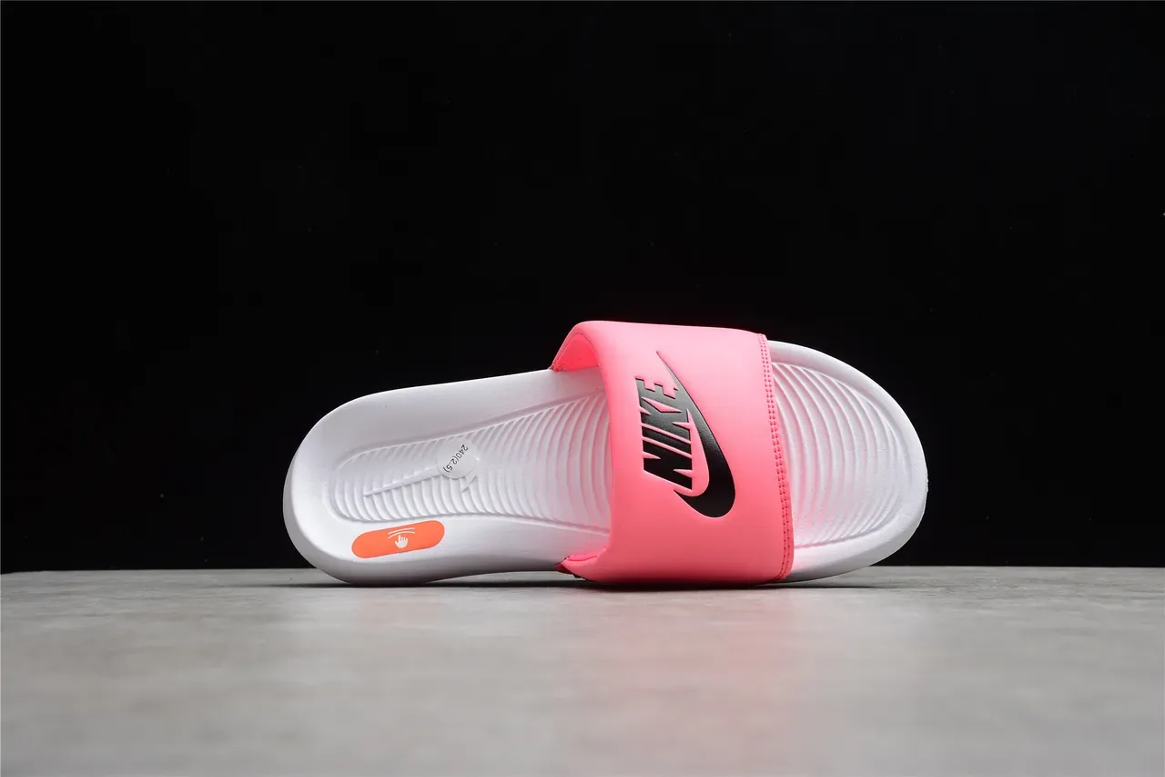 Nike Benassi Slide 粉色和白色拖鞋 9