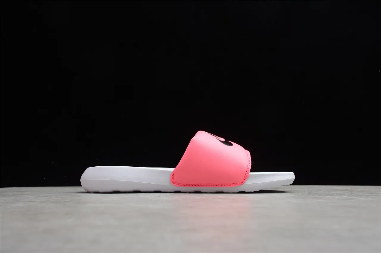 Nike Benassi Slide 粉色和白色拖鞋 10