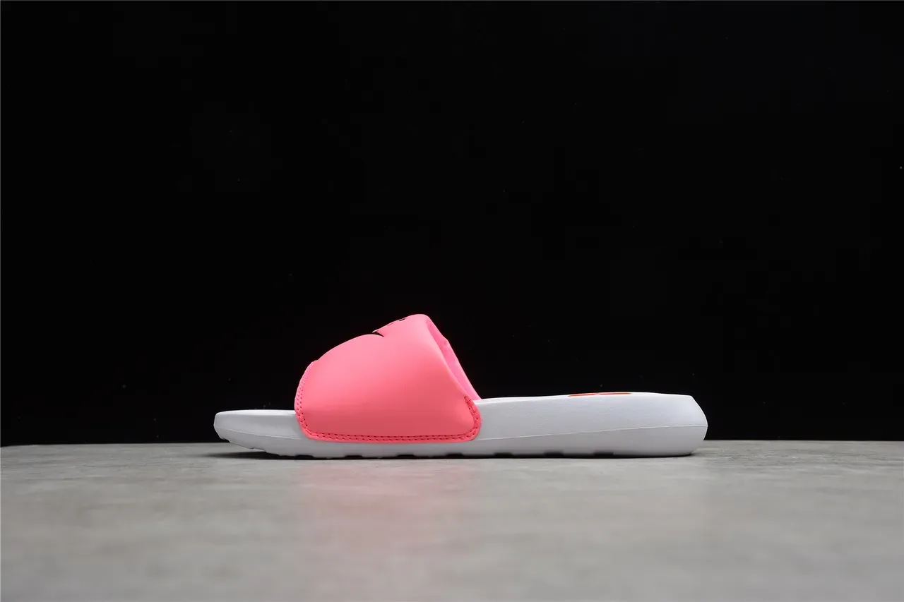Nike Benassi Slide 粉色和白色拖鞋 12
