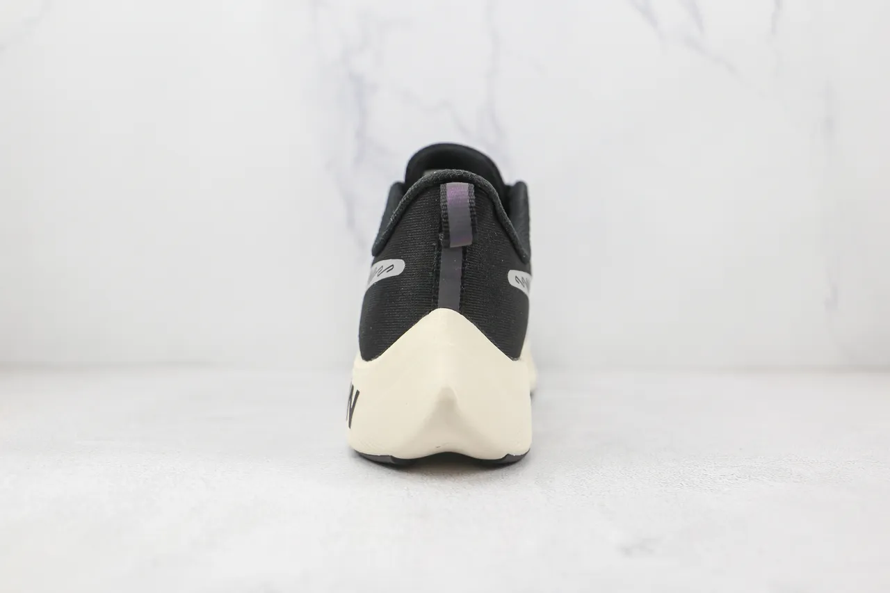 Nike Chaussures de course avec upper en mesh ingénierie, overlay tonal rayé en noir et beige 2