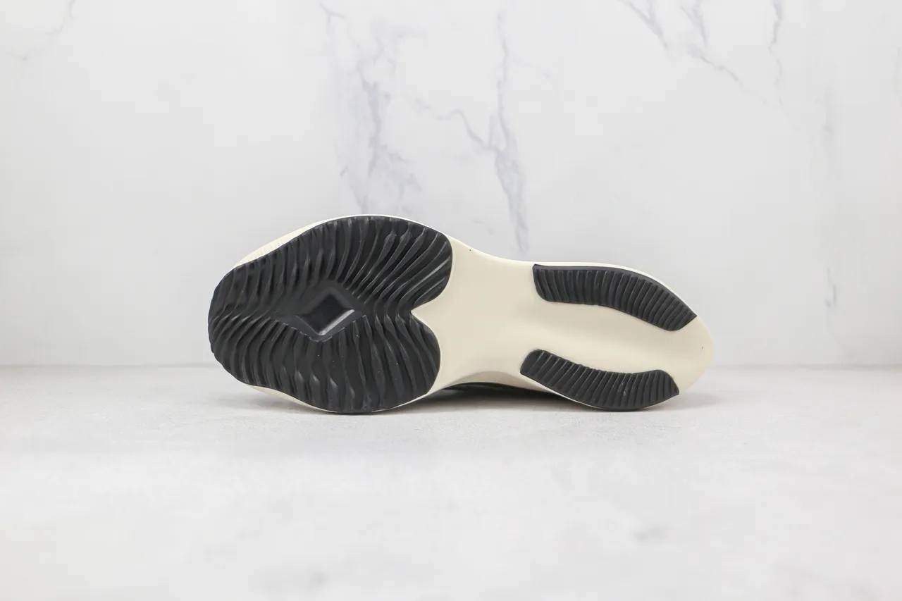 Nike Chaussures de course avec upper en mesh ingénierie, overlay tonal rayé en noir et beige 3