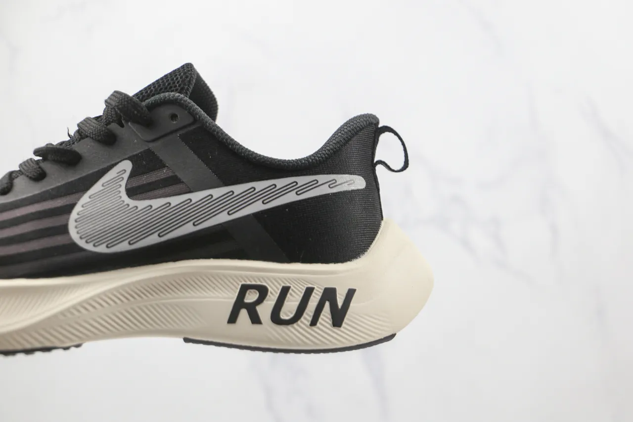 Nike Chaussures de course avec upper en mesh ingénierie, overlay tonal rayé en noir et beige 4