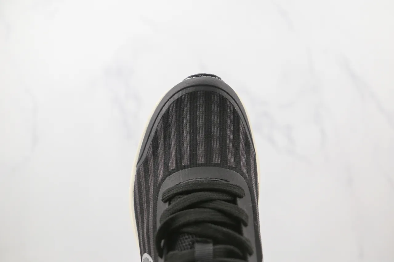 Nike Chaussures de course avec upper en mesh ingénierie, overlay tonal rayé en noir et beige 5