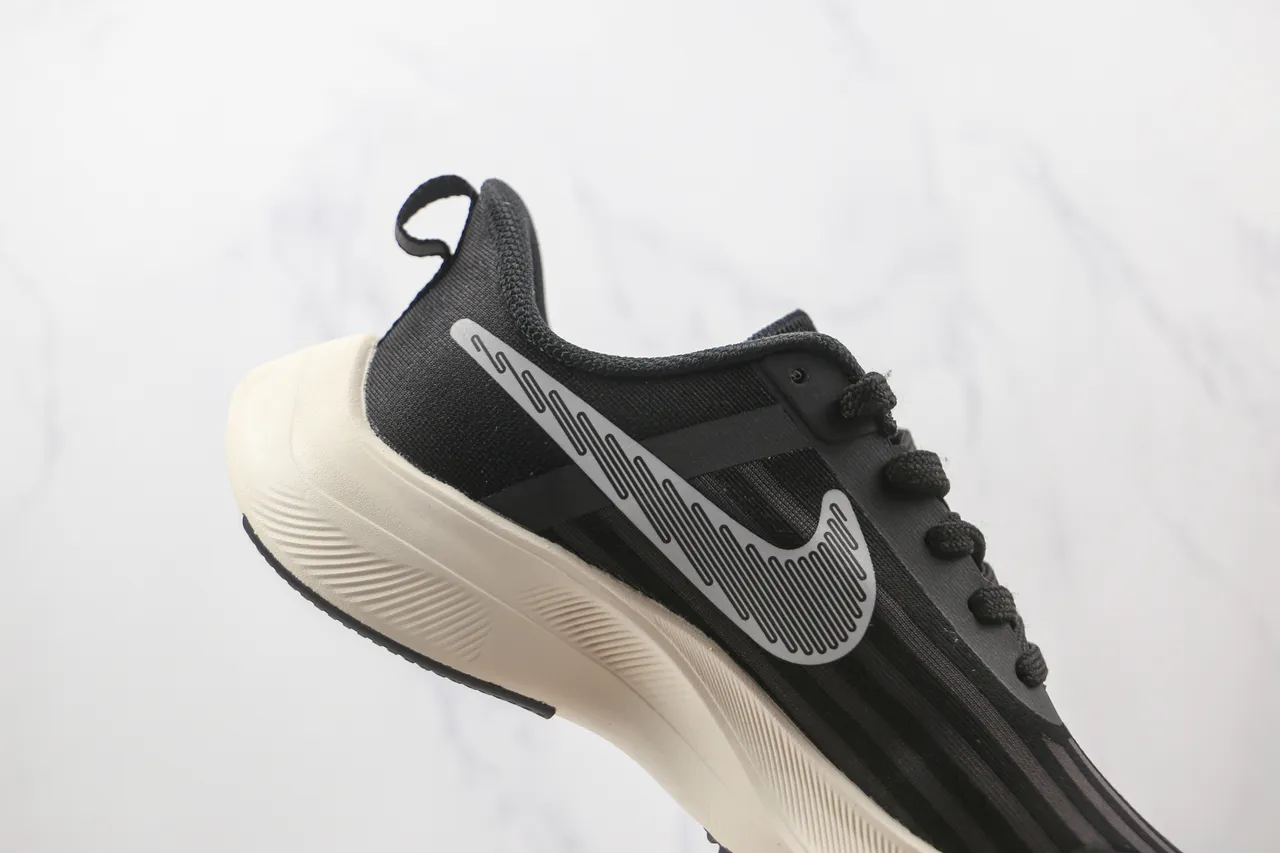 Nike Chaussures de course avec upper en mesh ingénierie, overlay tonal rayé en noir et beige 6