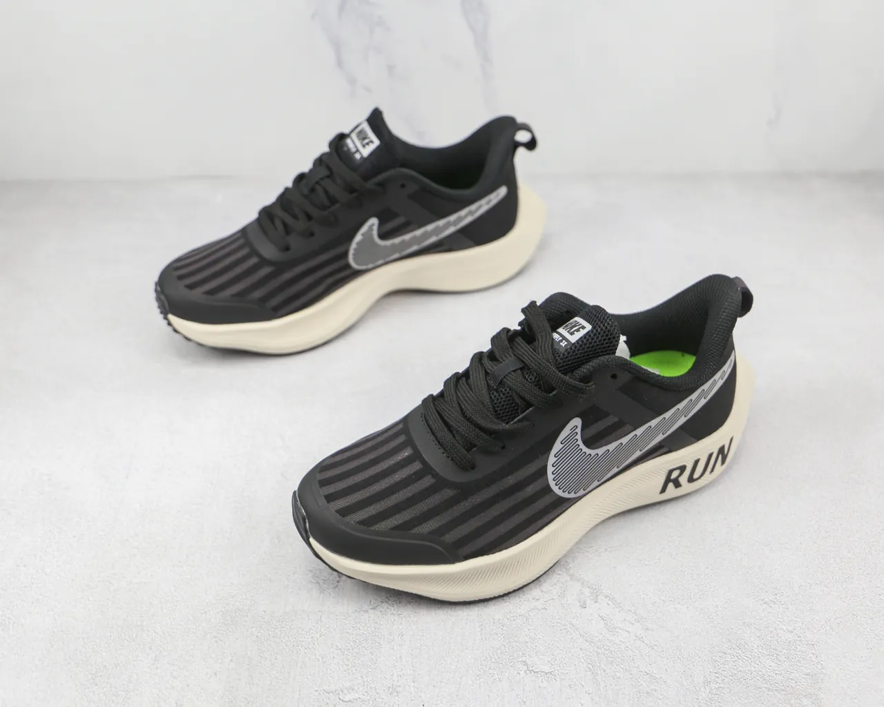 Nike Chaussures de course avec upper en mesh ingénierie, overlay tonal rayé en noir et beige 7