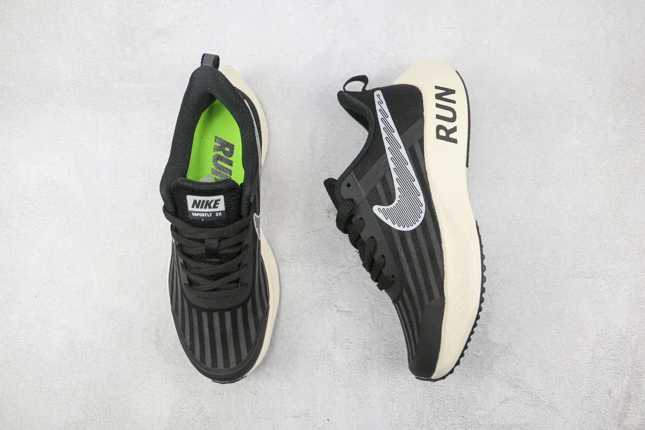 Nike Chaussures de course avec upper en mesh ingénierie, overlay tonal rayé en noir et beige 8