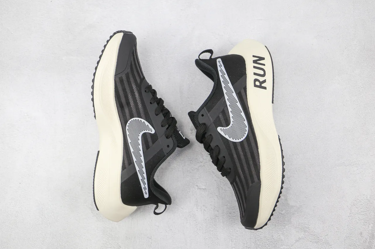 Nike Chaussures de course avec upper en mesh ingénierie, overlay tonal rayé en noir et beige 9
