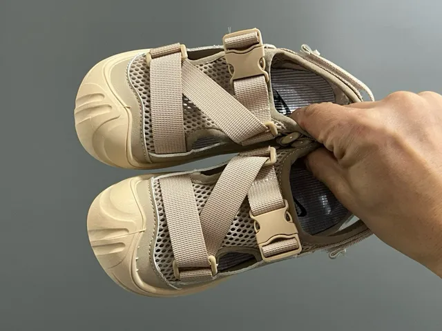 Nike 黑色 米色 多带 魔术贴 休闲凉鞋 13