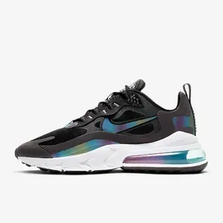 Tênis lifestyle Nike pretos multicolores com upper de malha e sintético em camadas, acentos holográficos iridescentes
