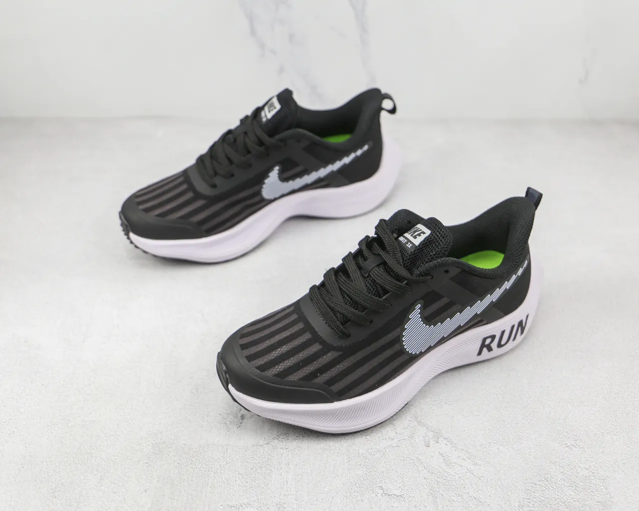 Nike Chaussures de course noir blanc rayé maille supérieure line-art swoosh 7