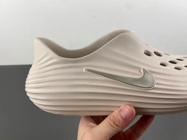Nike beige plata ribeteado suela esculpida perforado superior Clog 3