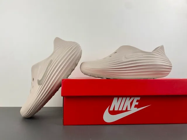 Nike beige plata ribeteado suela esculpida perforado superior Clog 11