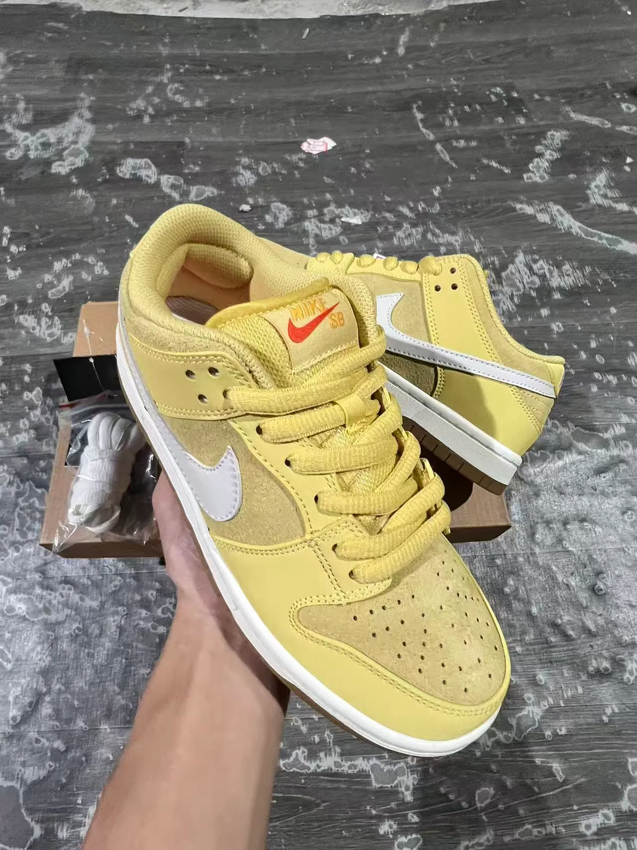 Nike Dunk Low أصفر شاحب أبيض جوم أحذية تزلج على الرصيف 2