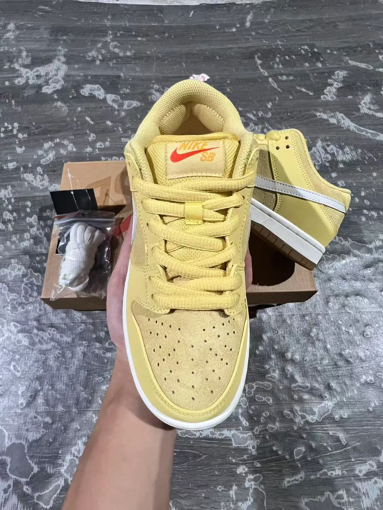 Nike Dunk Low أصفر شاحب أبيض جوم أحذية تزلج على الرصيف 3