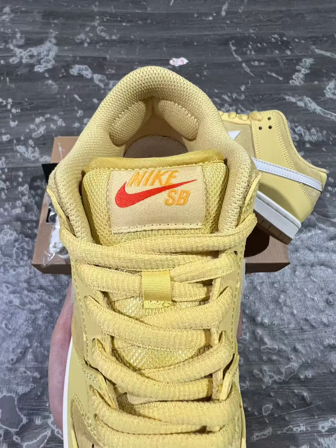 Nike Dunk Low أصفر شاحب أبيض جوم أحذية تزلج على الرصيف 4