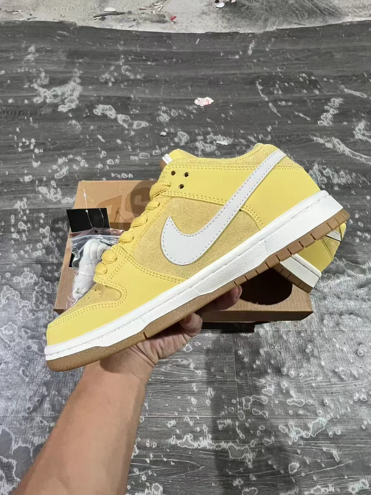 Nike Dunk Low أصفر شاحب أبيض جوم أحذية تزلج على الرصيف 5