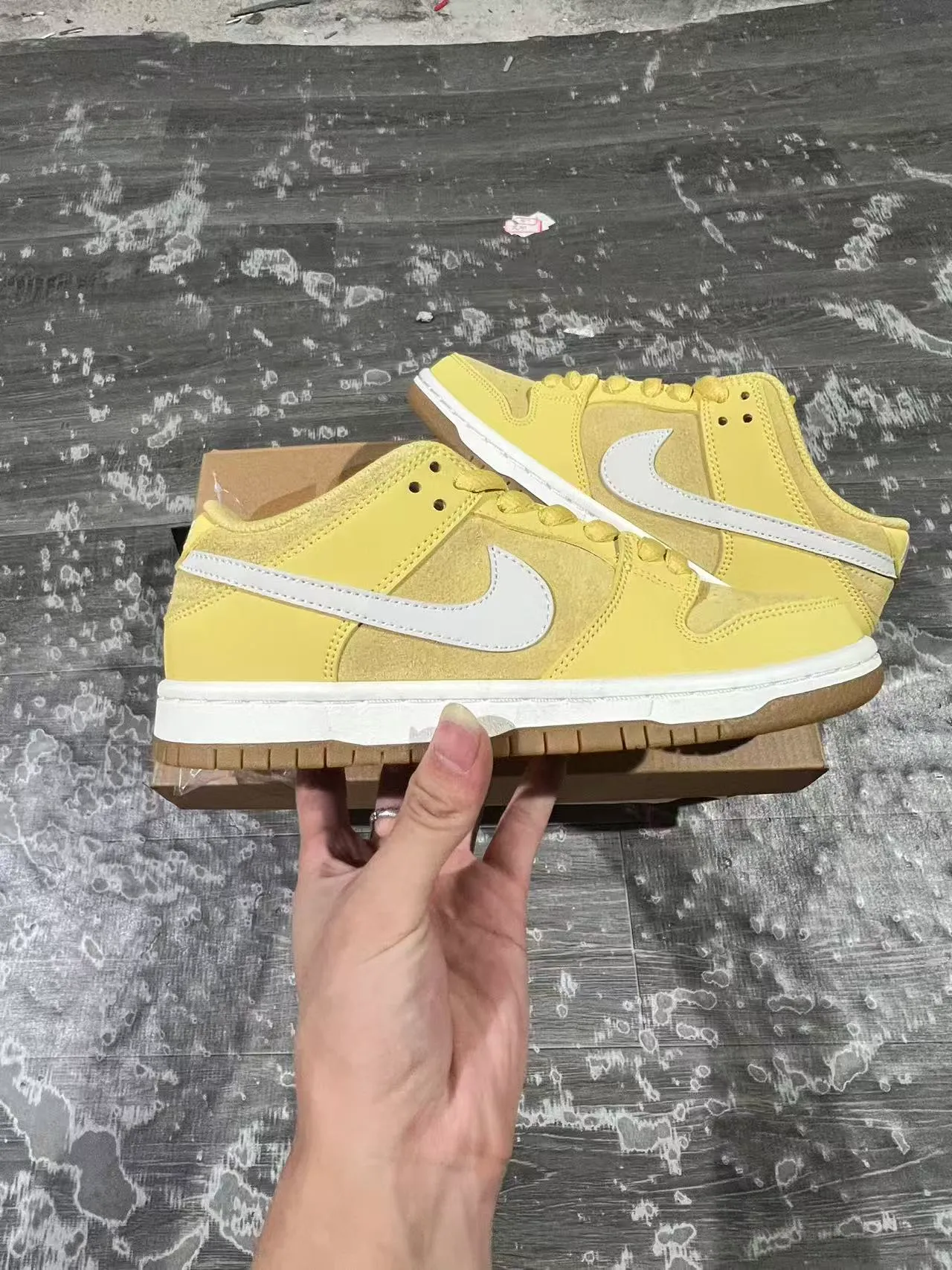 Nike Dunk Low أصفر شاحب أبيض جوم أحذية تزلج على الرصيف 7