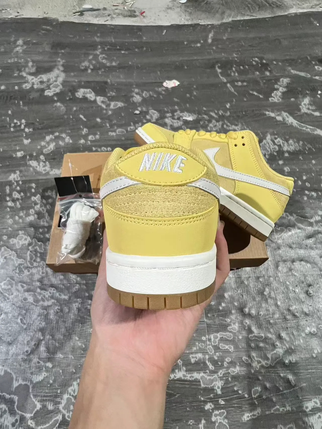 Nike Dunk Low أصفر شاحب أبيض جوم أحذية تزلج على الرصيف 8