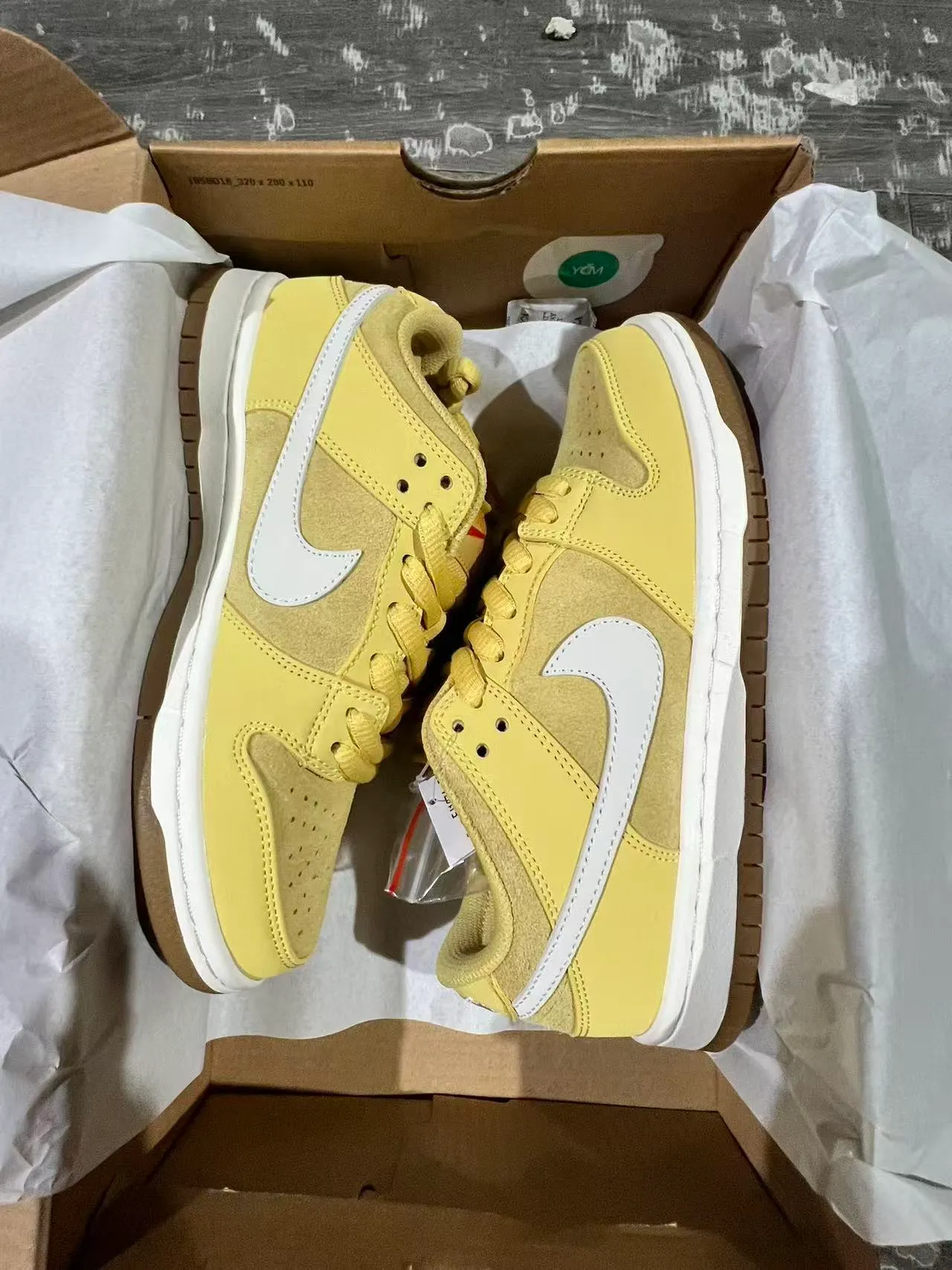 Nike Dunk Low أصفر شاحب أبيض جوم أحذية تزلج على الرصيف 9