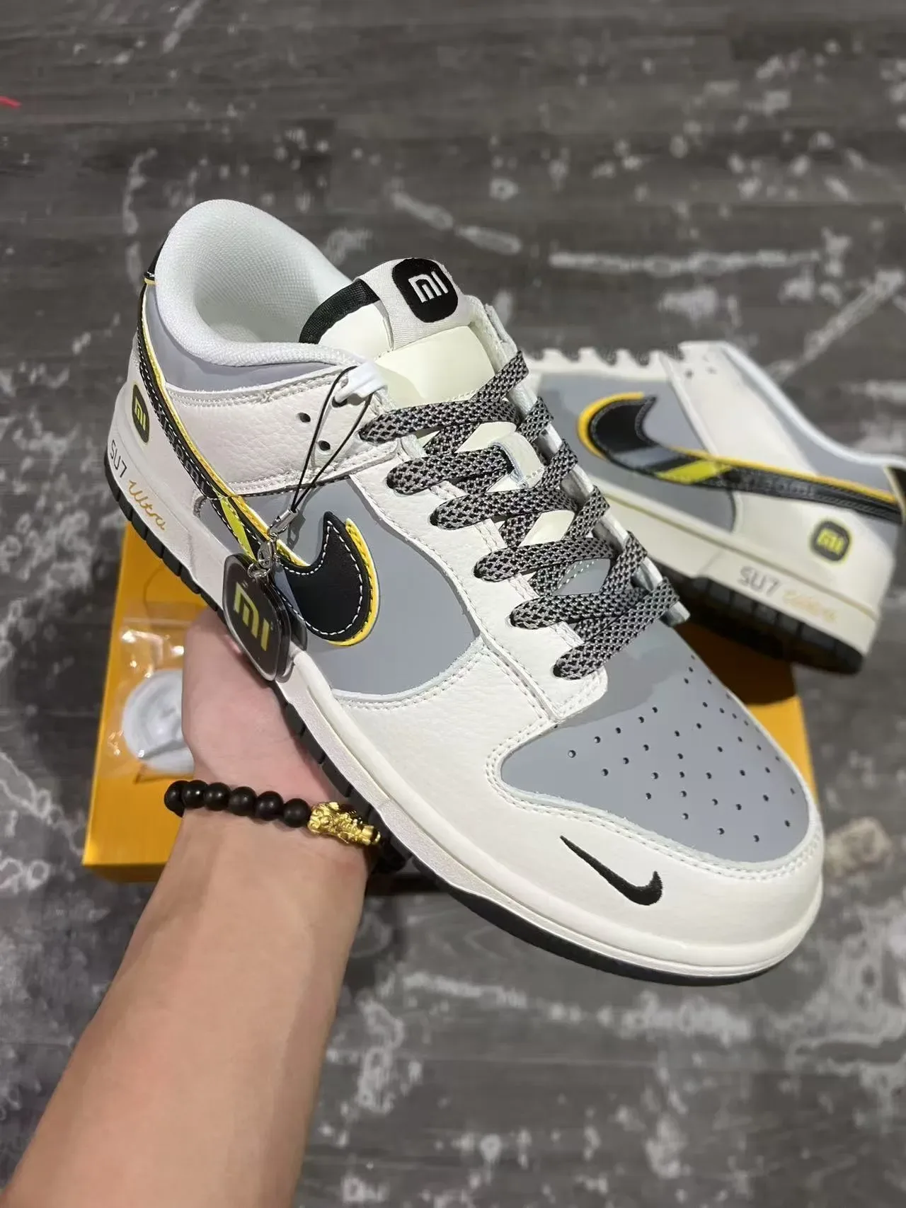 Nike Dunk Low Xiaomi SU7 Ultra Blanc Gris Noir Jaune sneakers lifestyle 2