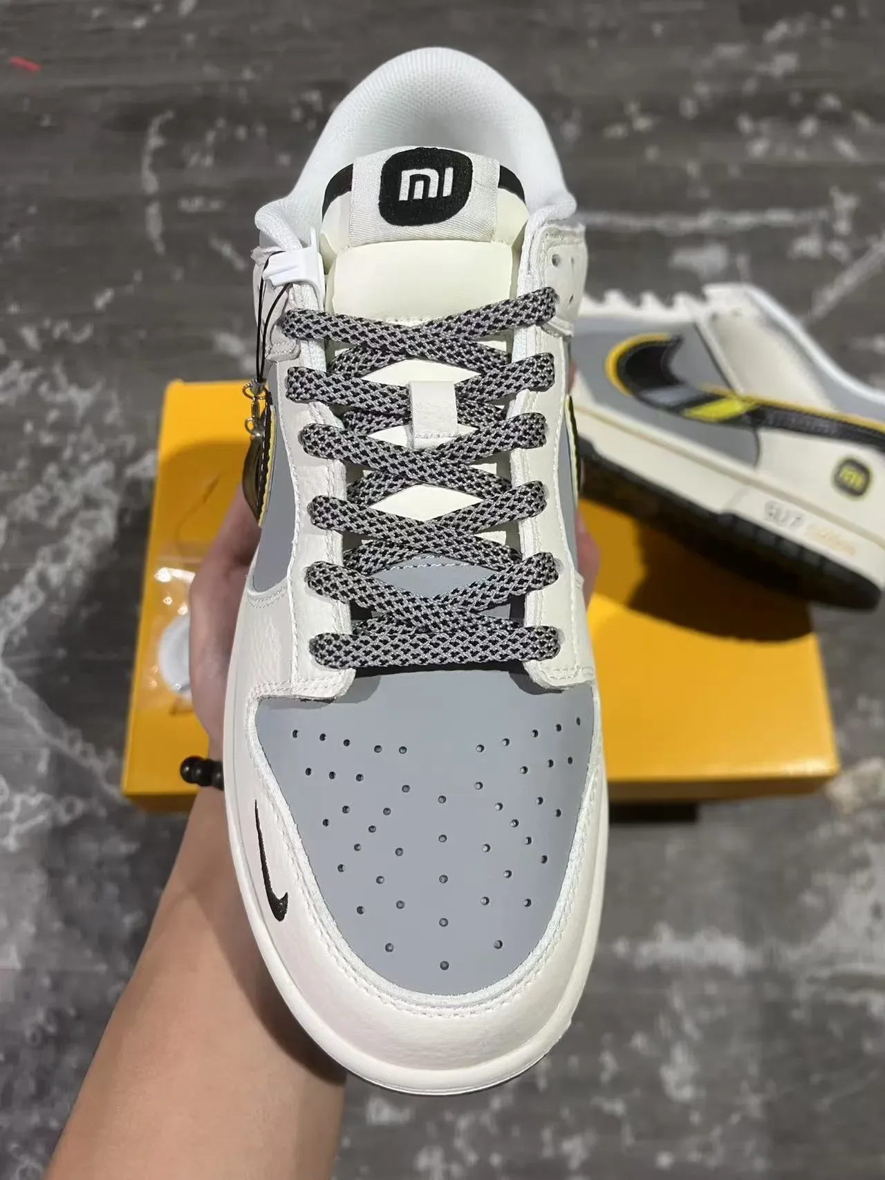 Nike Dunk Low Xiaomi SU7 Ultra Blanc Gris Noir Jaune sneakers lifestyle 3
