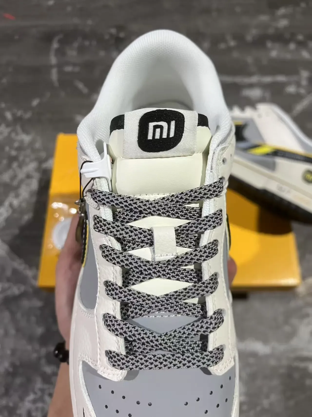 Nike Dunk Low Xiaomi SU7 Ultra Blanc Gris Noir Jaune sneakers lifestyle 4