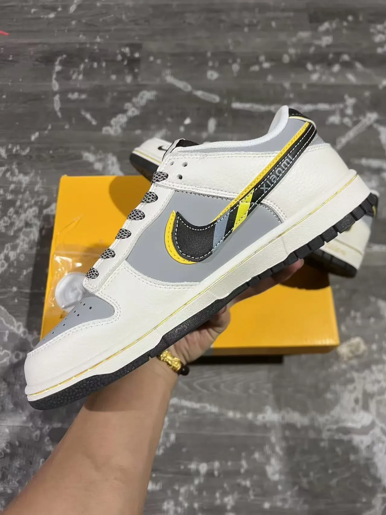 Nike Dunk Low Xiaomi SU7 Ultra Blanc Gris Noir Jaune sneakers lifestyle 5