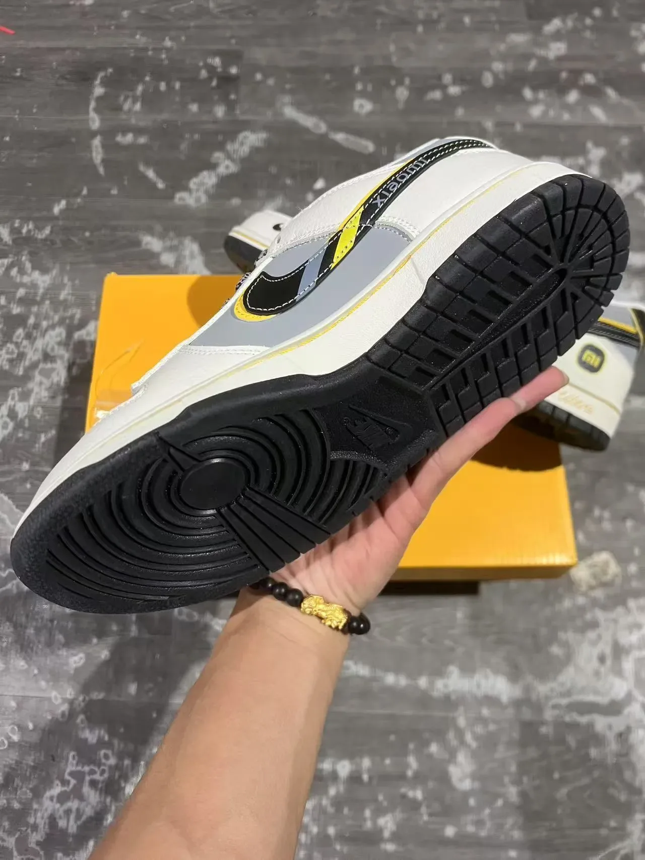 Nike Dunk Low Xiaomi SU7 Ultra Blanc Gris Noir Jaune sneakers lifestyle 6