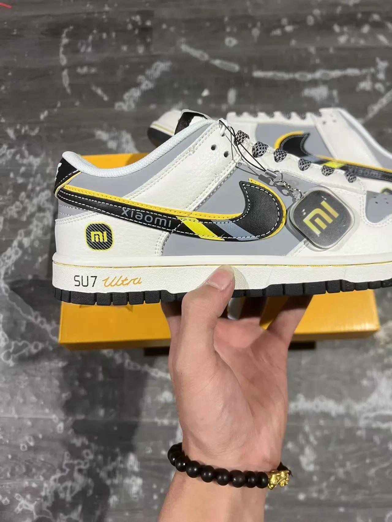 Nike Dunk Low Xiaomi SU7 Ultra Blanc Gris Noir Jaune sneakers lifestyle 7