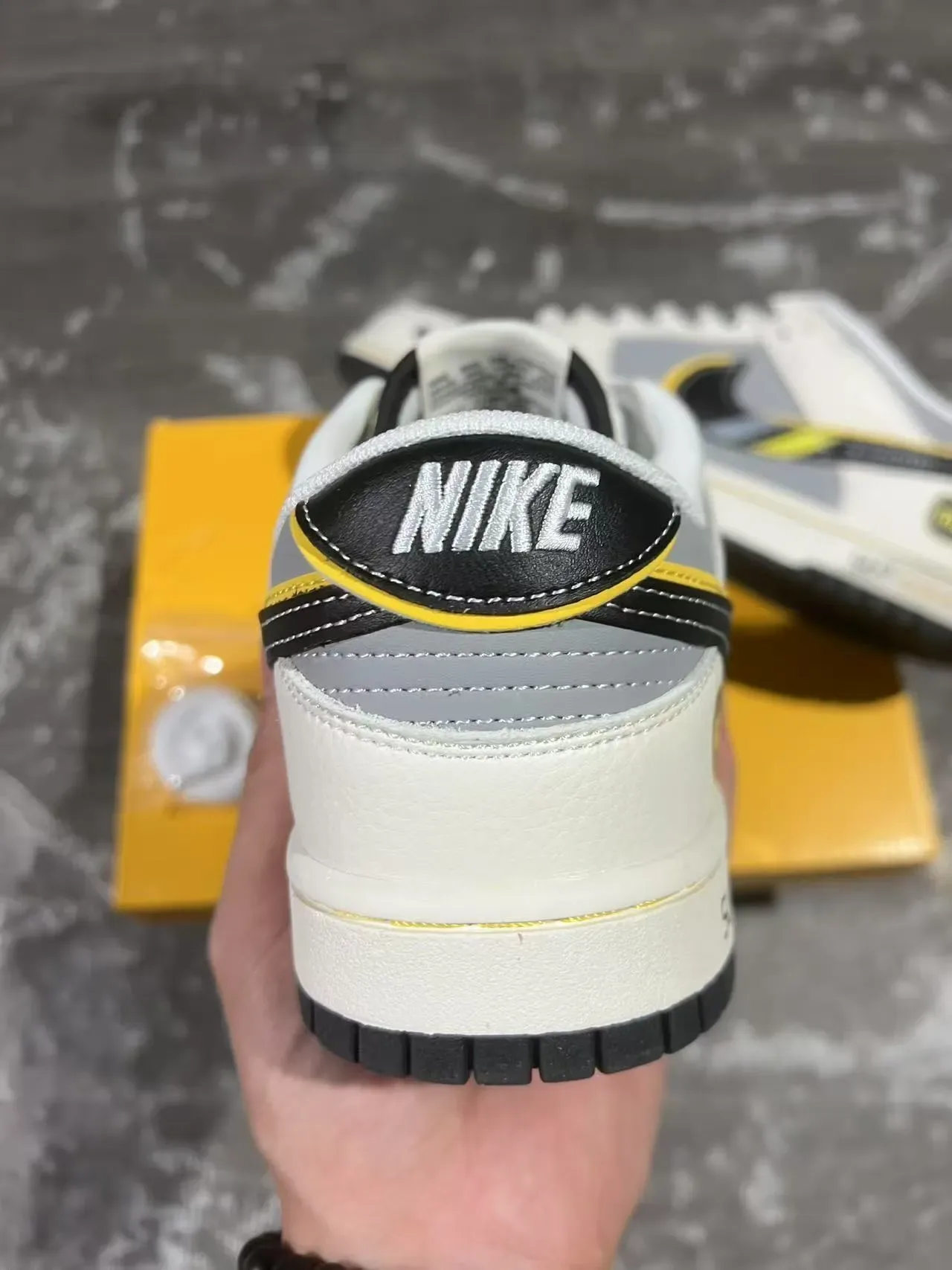 Nike Dunk Low Xiaomi SU7 Ultra Blanc Gris Noir Jaune sneakers lifestyle 8