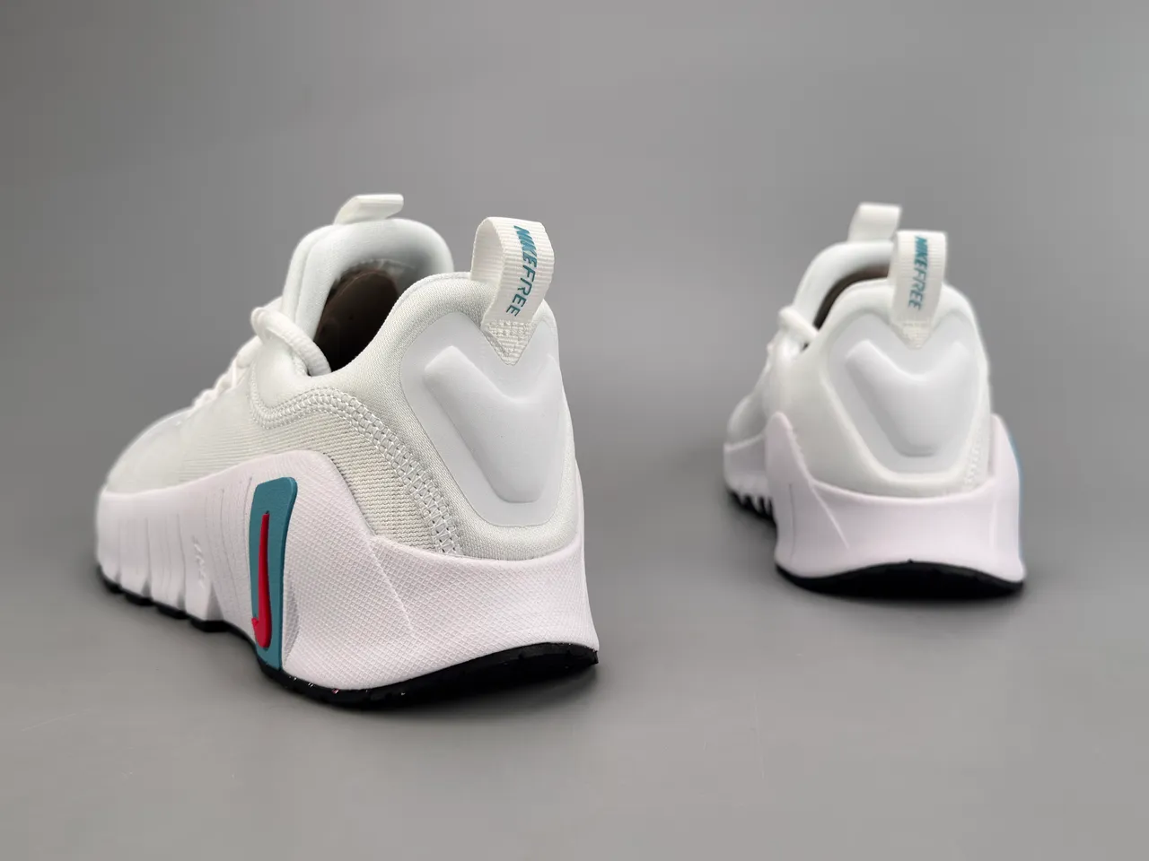 Nike Free RN chaussures de course avec upper en knit blanc et rouge, semelle segmented flex groove 4