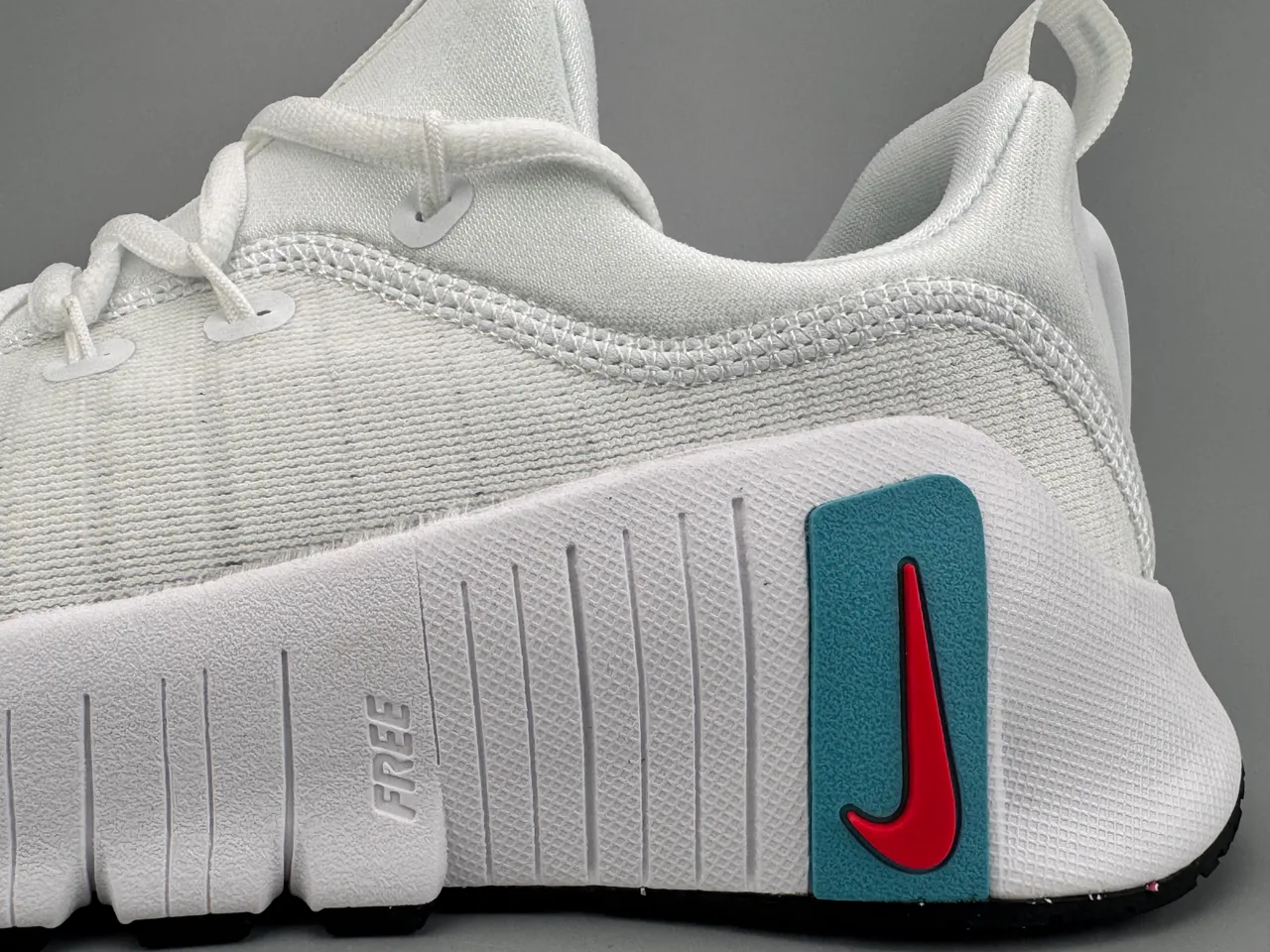 Nike Free RN chaussures de course avec upper en knit blanc et rouge, semelle segmented flex groove 5