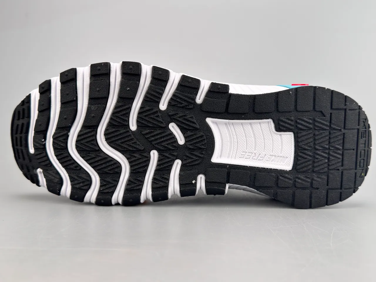Nike Free RN chaussures de course avec upper en knit blanc et rouge, semelle segmented flex groove 8